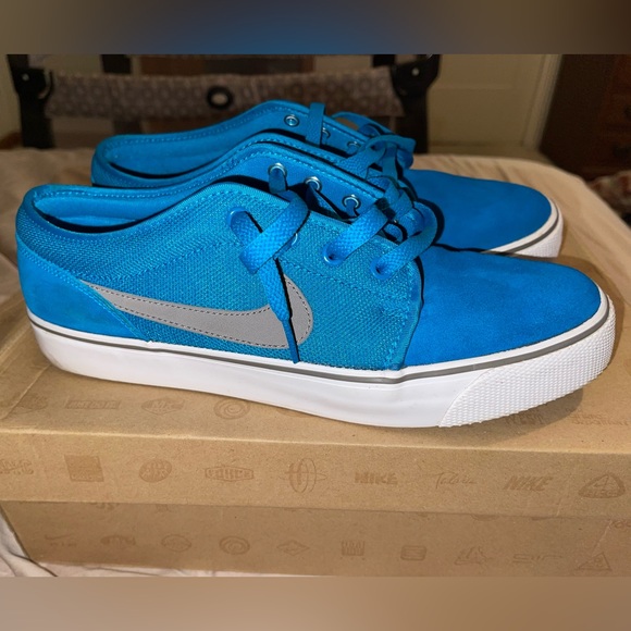 nike toki low suede